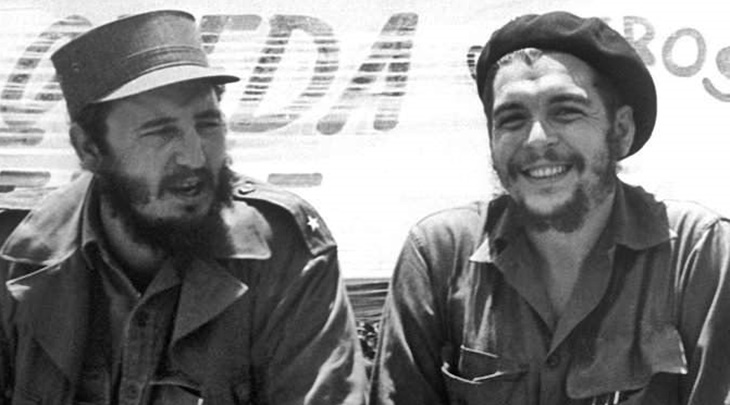 Kubas Ministerpräsident Fidel Castro und Ernesto "Che" Guevara, Präsident der kubanischen Nationalbank, sehen auf dem Fliegerstützpunkt San Julian einer Bauern-Militärparade zu. Aufnahme vom 21.08.1960.
