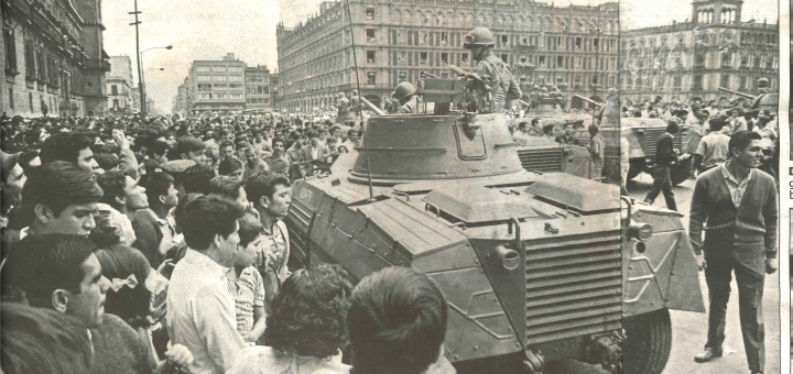 تظاهرات در ماه ژوئیه 1968 آغاز شد و بعدا وسیعتر گردید. اینجا دانشجویان در مکزیکوسیتی با خودروهای زرهپوش پلیس مواجه شده‌اند.