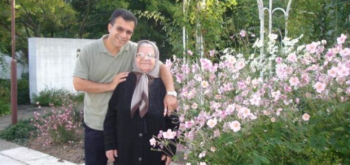 مادر ملکی در کنار فرزندش خسین ملکی